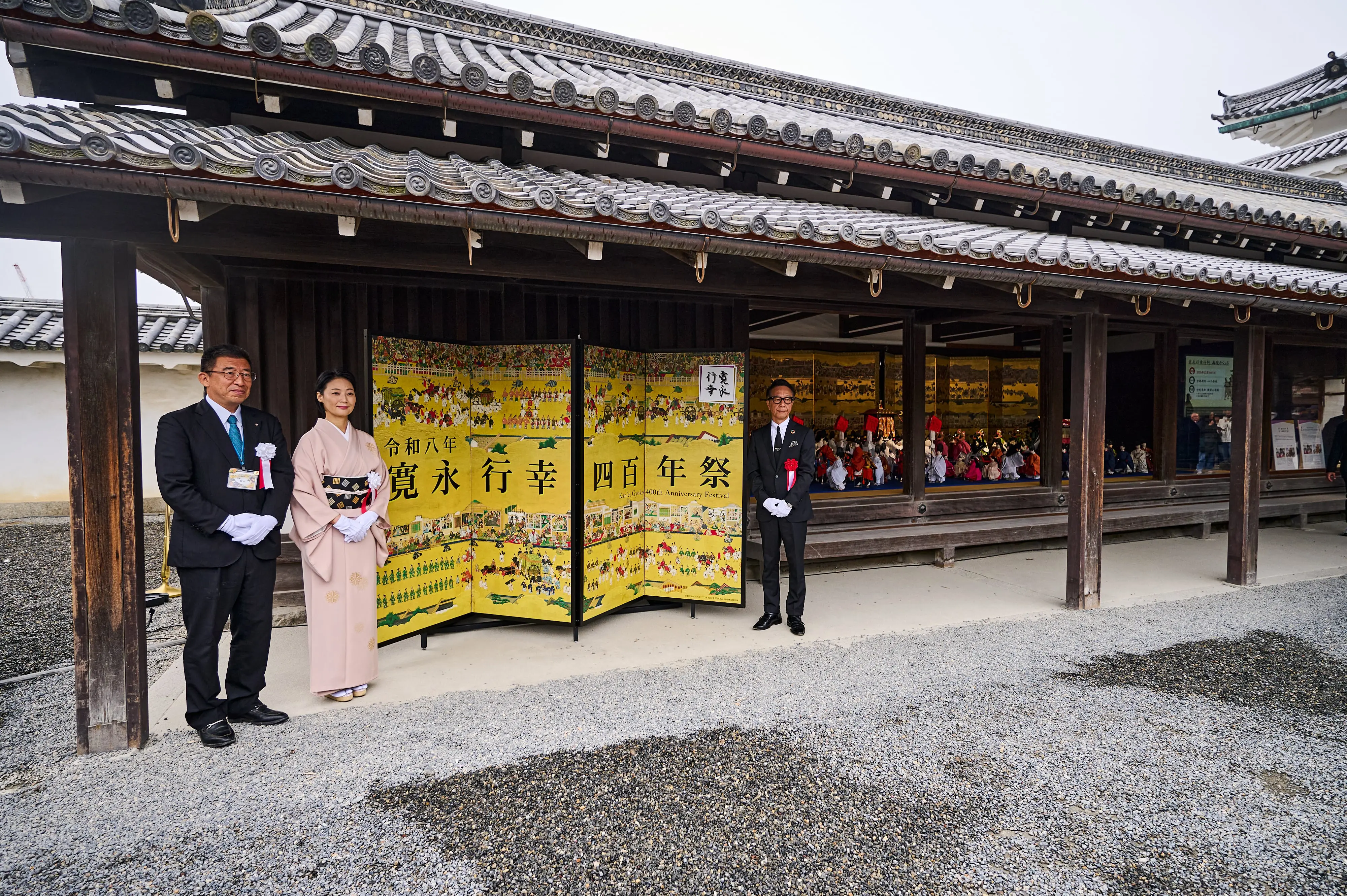 An unveiling of the miniature figure exhibition was held, along with a ribbon-cutting ceremony for a folding-screen-style signboard.
