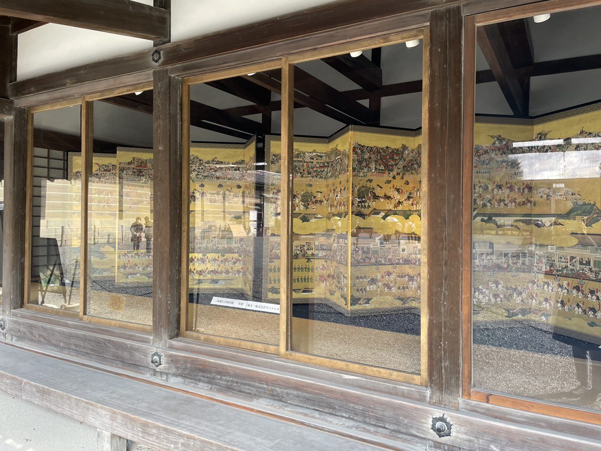 「二条城行幸図屏風」（複製）を二条城番所に展示しています。（3月18日まで）